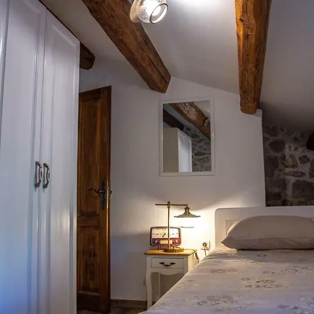 Nyaraló Traditional Stone House St.anton *