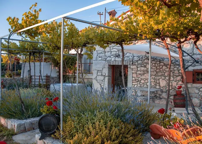 Traditional Stone House St.anton بيت للعطل مالينسكا