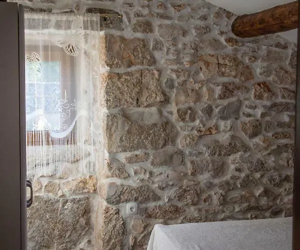 Traditional Stone House St.anton مالينسكا